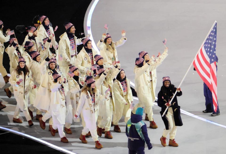 入場するアメリカ選手団＝ジョゼッペ・メアッツァ競技場