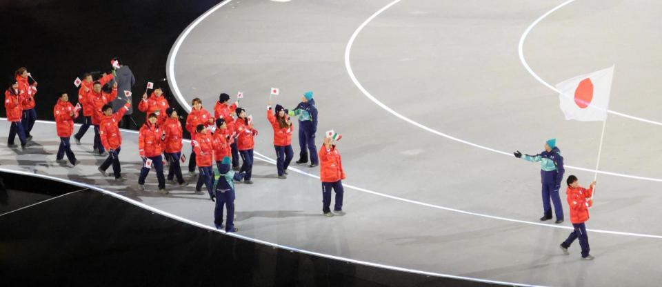 入場した日本選手団＝ジョゼッペ・メアッツァ競技場