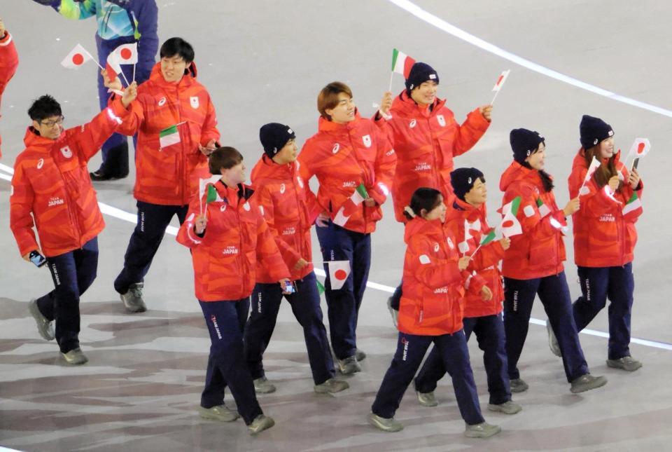 入場した日本選手団＝ジョゼッペ・メアッツァ競技場