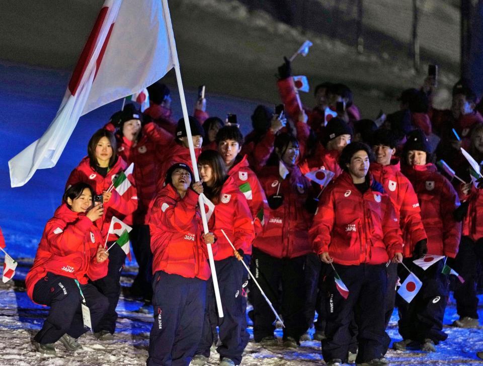 　開会式の入場行進に臨む旗手の冨田せなら日本選手団（共同）