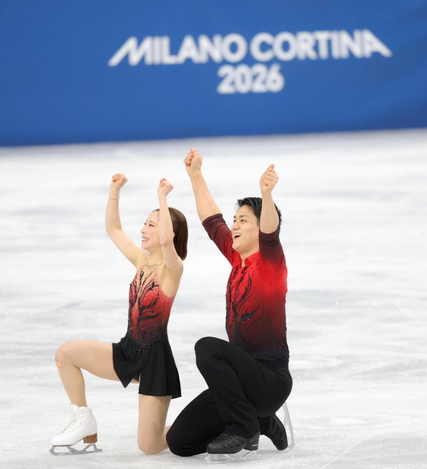 会心の演技にガッツポーズで喜ぶ三浦璃来（左）、木原龍一組（撮影・吉澤敬太）