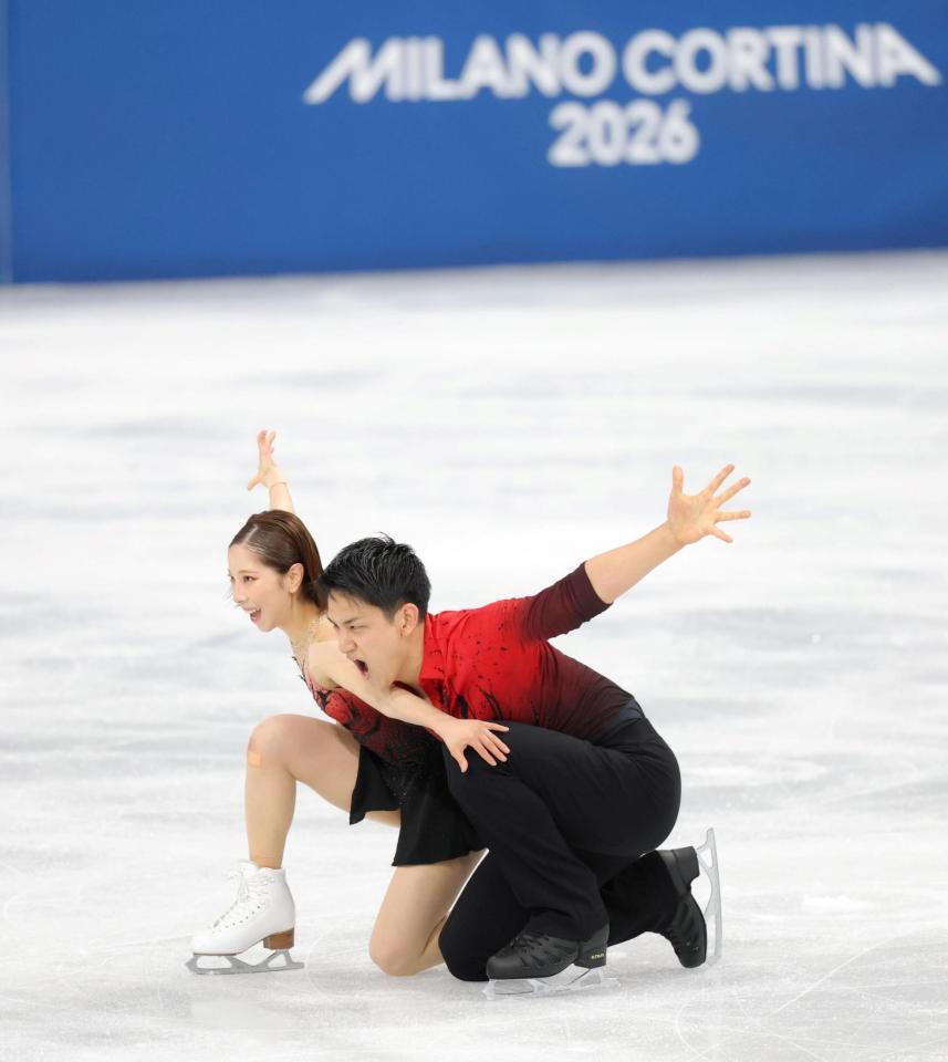 会心の演技を見せた三浦璃来（左）、木原龍一組（撮影・吉澤敬太）