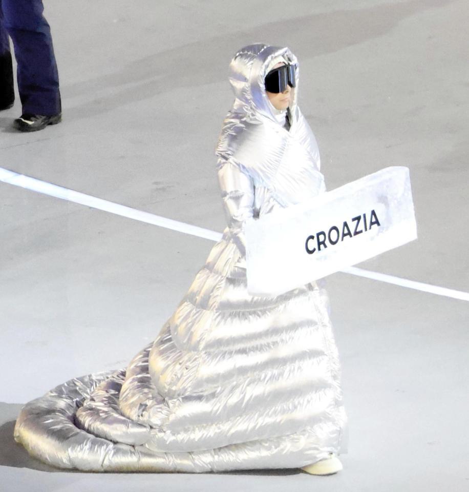 モンクレールの衣装でプラカードを持って入場する先導役