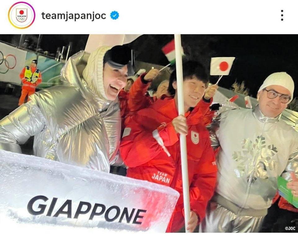 　謎の先導役らと記念撮影する森重。ＪＯＣの公式インスタグラム（ｔｅａｍｊａｐａｎｊｏｃ）より