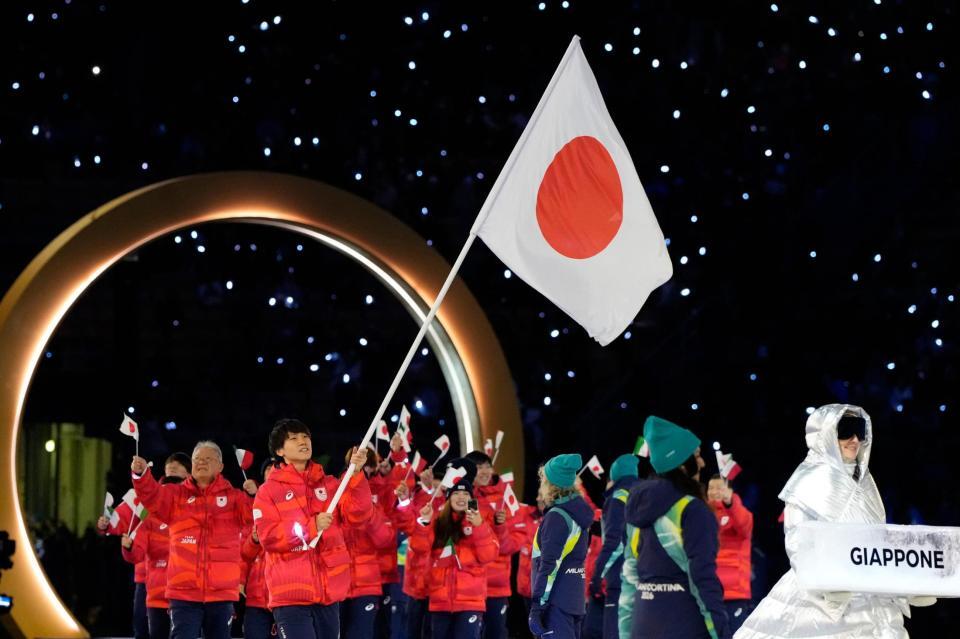 開会式で旗手の森重航を先頭に入場行進する日本選手団（共同）