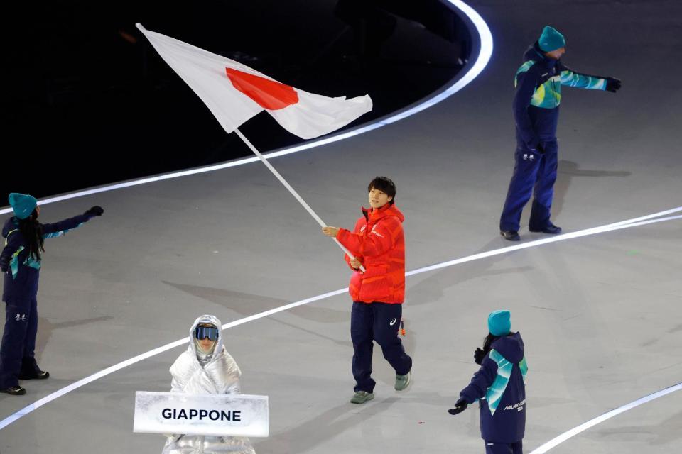 日本選手団の旗手を務める森重航（共同）