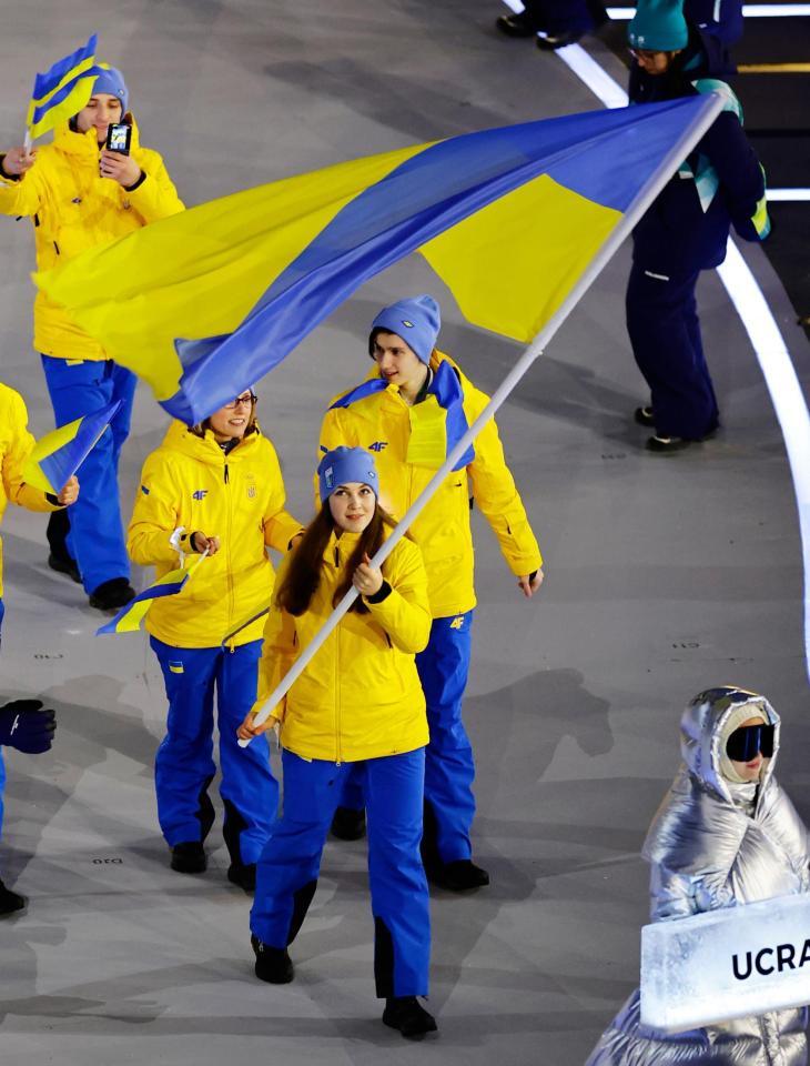 ミラノ・コルティナ冬季五輪の開会式でウクライナの旗手を務めたエリザベータ・シドルコ（共同）
