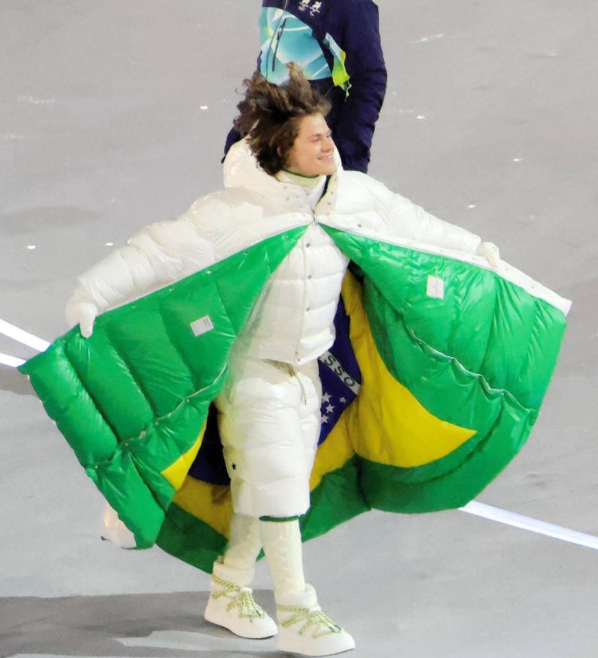 モンクレールのウエアで入場するブラジル選手団、裏地は国旗に
