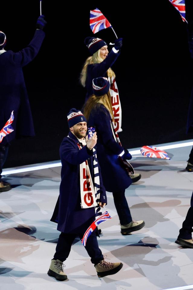 開会式で入場行進する英国選手団（共同）