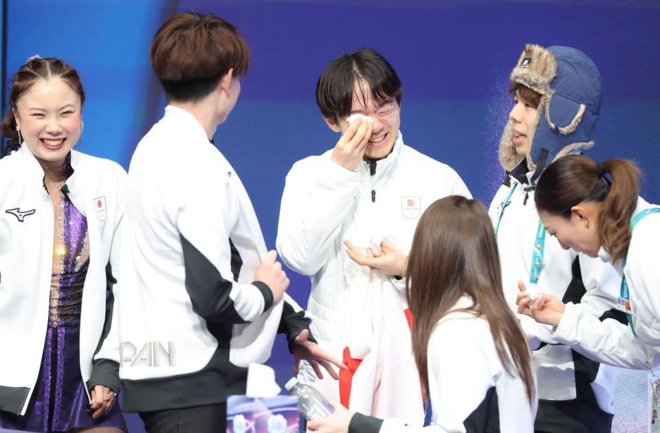 （左から）吉田唄菜・森田真沙也組の演技を見て涙する鍵山優真（中央）、坂本花織（右端）＝撮影・吉澤敬太