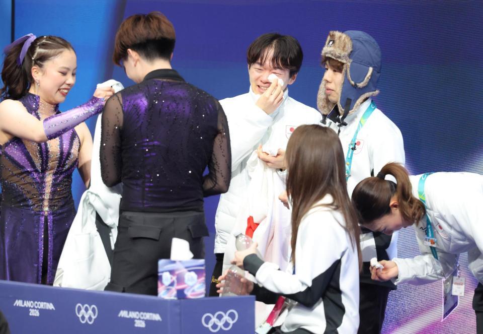 吉田唄菜（左）・森田真沙也組の演技を見て涙する鍵山優真（中央）、坂本花織（右端）＝撮影・吉澤敬太