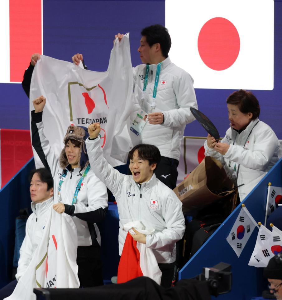 盛り上がる（手前右から）鍵山優真、佐藤駿ら日本チーム＝ミラノアイススケートアリーナ（撮影・吉澤敬太）