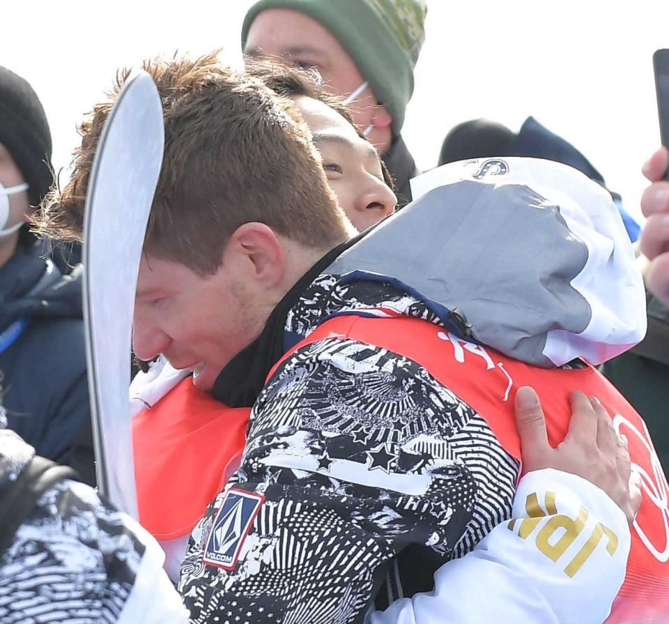 北京五輪で金メダルに輝き、ショーン・ホワイト（右）と抱き合う平野歩夢（２０２２年）