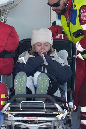 公式練習中に転倒し、担架で運ばれるフリースタイルスキー女子スロープスタイルの近藤心音＝５日