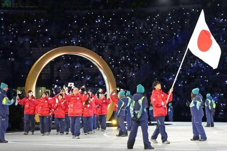 　ミラノの開会式で旗手の森重航を先頭に入場行進する日本選手団（代表撮影）