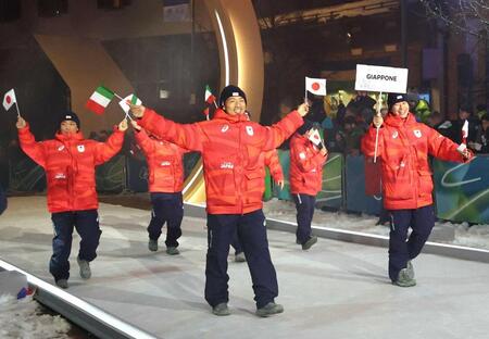 　開会式で行進する日本の選手団＝コルティナダンペッツォ（代表撮影）