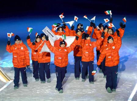 　入場行進するスキージャンプ陣ら。右端は小林陵侑＝プレダッツォ（代表撮影）