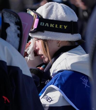 女子スロープスタイル予選を棄権し、涙ぐむ近藤心音