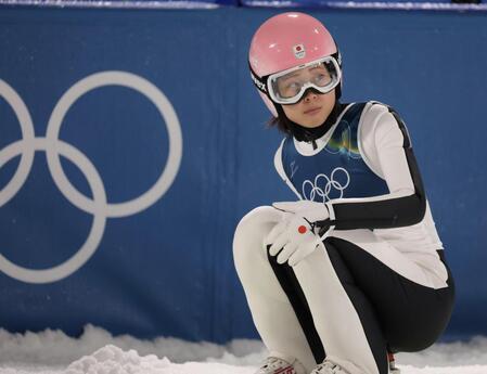 ジャンプを終えた勢藤優花（撮影・吉澤敬太）