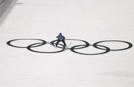 ジャンプする高梨沙羅（撮影・吉澤敬太）