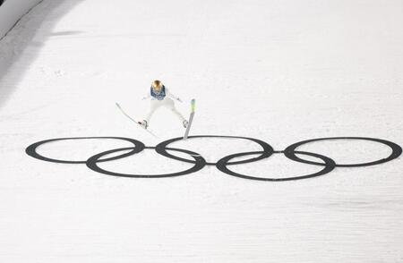 飛躍する丸山希（撮影・吉澤敬太）