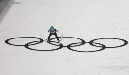 飛躍する伊藤有希（撮影・吉澤敬太）