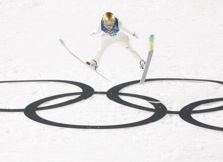 丸山希は１本目終えて３位　首位とわずか１・２点差　日本女子２大会ぶりメダル、史上初金メダルも射程圏　高梨は飛距離伸ばせず１４位で首ひねる　勢藤が９位　【女子ノーマルヒル】