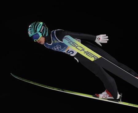 飛躍する伊藤有希（撮影・吉澤敬太）