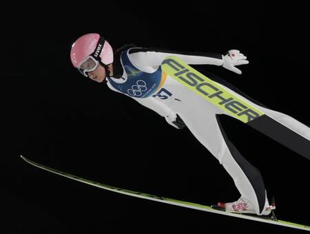 飛躍する勢藤優花（撮影・吉澤敬太）