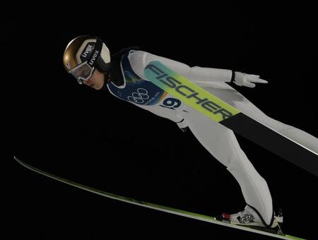 飛躍する丸山希（撮影・吉澤敬太）