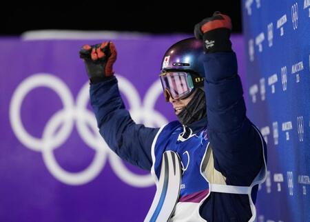 男子ビッグエア決勝　１回目を終えガッツポーズする木村葵来（共同）