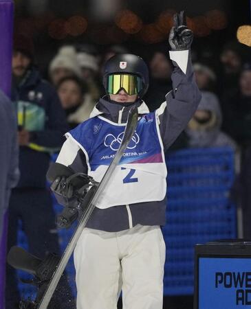 　男子ビッグエア決勝　１回目を終え、ピースサインで喜ぶ木俣椋真（共同）