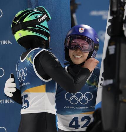 飛躍を終え、伊藤有希（左）と抱き合う高梨沙羅（撮影・吉澤敬太）