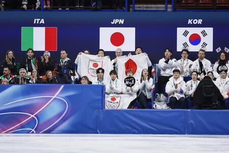 団体男子ＳＰの鍵山優真を応援する日本チーム（中央）　（共同）