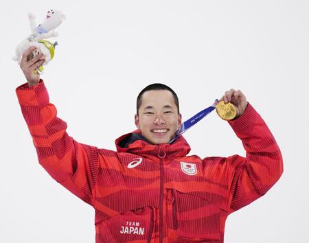 男子ビッグエアで優勝し、笑顔で金メダルを掲げる木村葵来（共同）