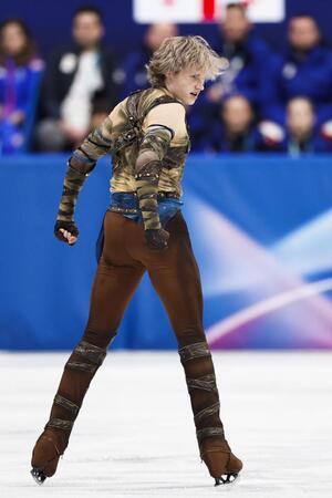 団体男子ＳＰ　演技するイリア・マリニン（共同）