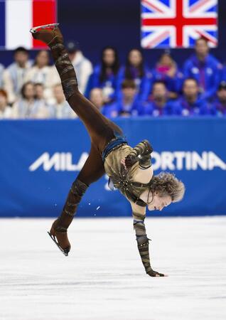 団体男子ＳＰ　演技するイリア・マリニン（共同）