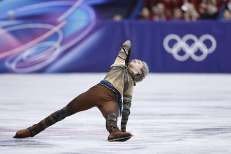 団体男子ＳＰ　演技するイリア・マリニン（共同）