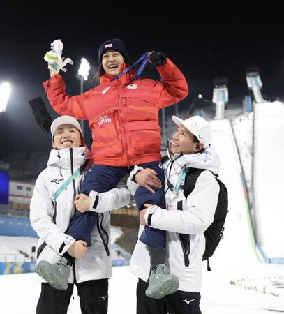 銅メダルを獲得し、笑顔を見せる丸山希（撮影・吉澤敬太）