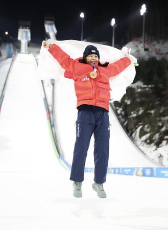 銅メダルを手に笑顔でジャンプする丸山希（撮影・吉澤敬太）