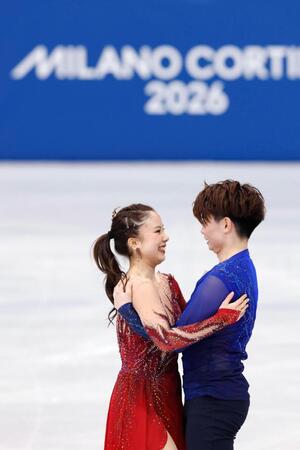 団体アイスダンス・フリーの演技を終え、抱き合う吉田唄菜（左）、森田真沙也組＝ミラノ（共同）