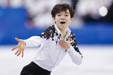 団体男子ＳＰ　演技する鍵山優真（共同）