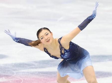 フィギュア団体の女子ＳＰで明るい表情で滑る坂本花織＝６日（撮影・吉澤敬太）
