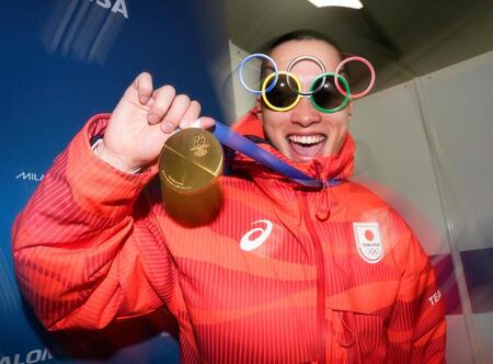 男子ビッグエアで金メダルを獲得し、おどける木村葵来（共同）