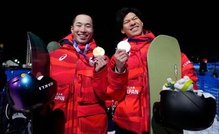 男子ビッグエアで金メダルを獲得した木村葵来（左）と銀メダルの木俣椋真＝リビーニョ（共同）