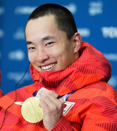 男子ビッグエアで金メダルを獲得し、記者会見で撮影に応じる木村葵来（共同）