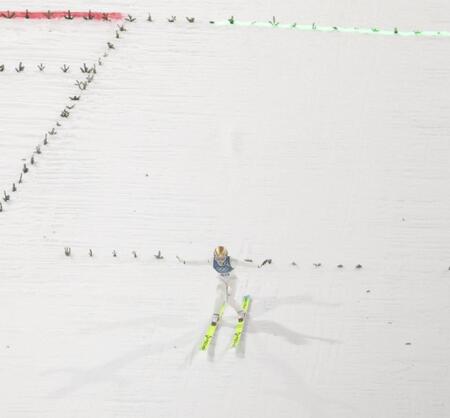 ２本目に大ジャンプを決める丸山希（撮影・吉澤敬太）