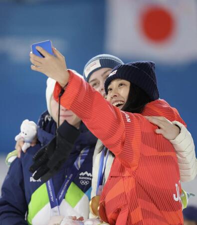 銅メダルをかけ、笑顔の丸山希（撮影・吉澤敬太）