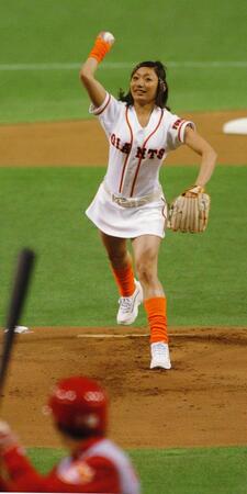 ミニスカートで華麗に始球式を務めた安藤美姫＝２００５年４月１日