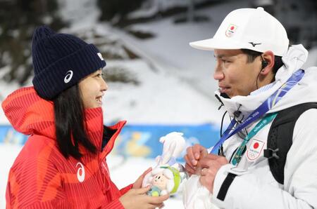 表彰式後、金城芳樹ヘッドコーチ（右）に銅メダルをかけてあげる丸山希（撮影・吉澤敬太）